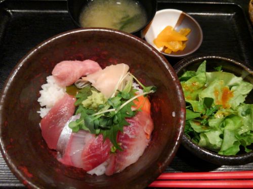 お昼は海鮮丼~♪西新橋