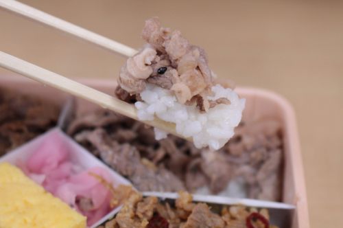 ＼駅弁大会実食リポート／【四味食べ比べ対決！「味くらべ牛肉どまん中」】