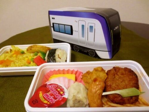 【駅弁】甲府で購入だ「丸政E353系あずさ弁当」特急あずさ号の可愛い箱は大人向けなのか!?