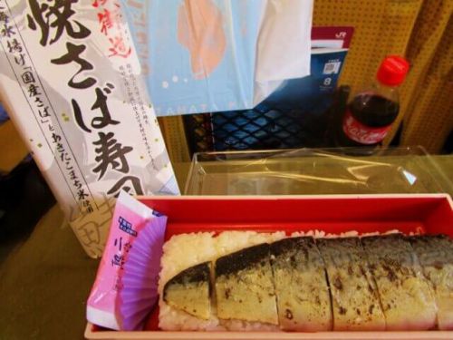 【秋田駅弁】JR大曲駅で関根屋「焼さば寿司」国産さばとあきたこまち米をこまち号の車内で