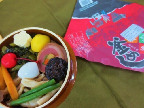 【松本駅弁】信州名物野沢菜たっぷり!イイダヤ軒「安曇野(あずみの)釜めし」陶器の中に詰まった鴨肉や山ごぼう!