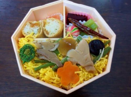【塩尻駅弁】大人向け!?カワカミ「山菜ちらし寿し」松本名物詰め込んだちらし弁当