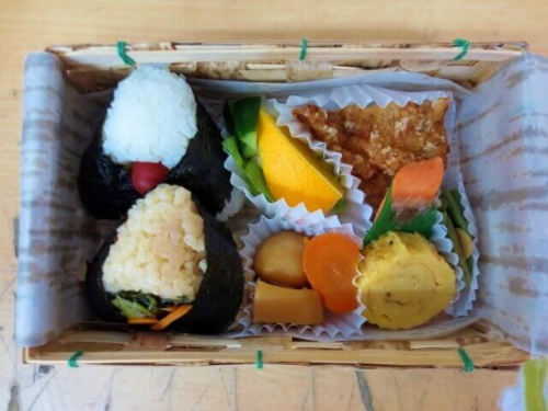 【塩尻駅弁】竹かご容器が可愛い!カワカミ「おむすび弁当」から揚げやフルーツも入ったお弁当