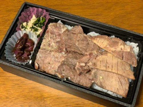 【駅弁】三種の厚切りステーキ弁当