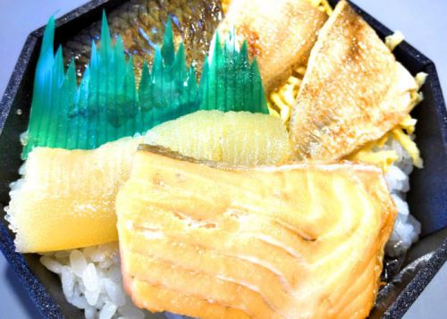 「のどぐろとにしんかずのこさけいくら弁当」@新津駅