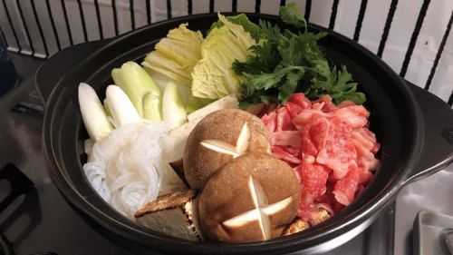 【画像】このすき焼きには「必要不可欠な食材」が欠けているなのです・・・