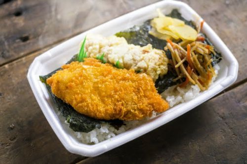 のり弁って別に白身フライの代わりに唐揚げ4つくらい入れてたら天下取ってたよな