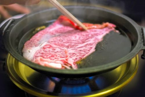 なんで高級すき焼き屋って女将みたいな奴が作るの??