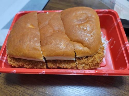 コメダ珈琲の味噌カツサンド頼んだんやがデカすぎて草www