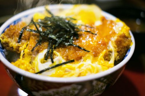 揚げたてトンカツ(攻撃力3000)「行くぞ！」ご飯(攻撃力1000)「おう！」卵(攻撃500)「わたしも行く！」