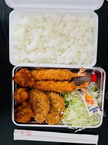 【ドカ食い】ワイの近所の弁当屋のサービス弁当(600円)が神 & 焼肉弁当買ってきたwww