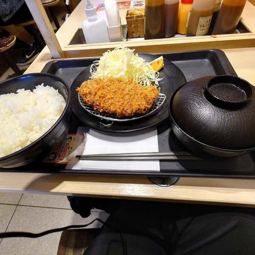 【それでも!】30590円のトンカツ定食食ってるwwwww