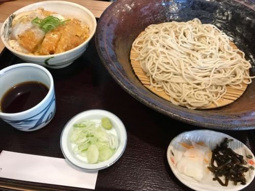 蕎麦屋にカツ丼は絶対あるのに