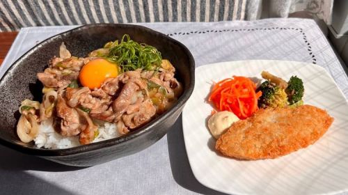 【画像】ワイの手作り豚丼いかが? & 見よう見まねでネギ卵豚丼作ってみたんだが何か違う・・・