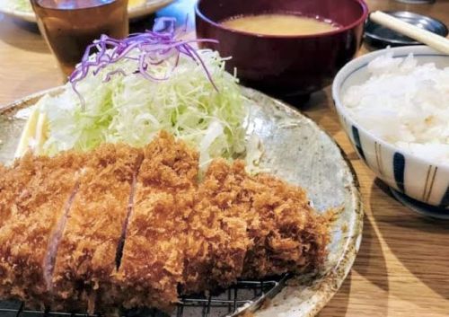 とんかつ定食の主役はキャベツの千切り!!!