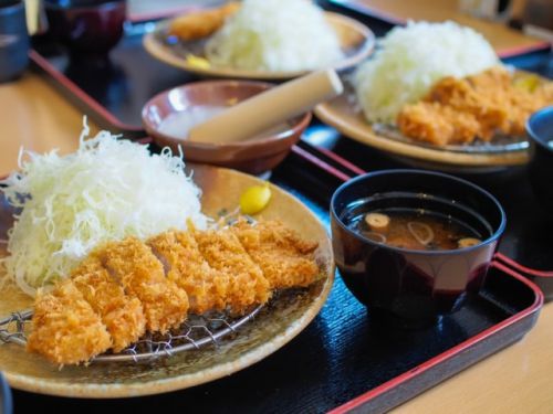 とんかつ定食食べるときに最初に味噌汁飲むやつはバカやと思ってる