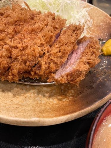 【画像】この肩ロースとんかつ定食(1800円)の欠点を答えなさい