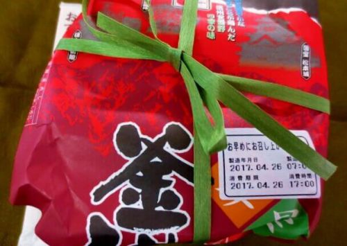 【松本駅弁】野沢菜がたっぷり入ったイイダヤ軒「安曇野釜めし」ポイントは陶器!