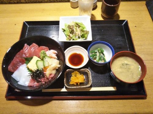 最近夏バテ気味なので、サッパリと海鮮丼をランチに頂く(西新宿:玄菜本店)