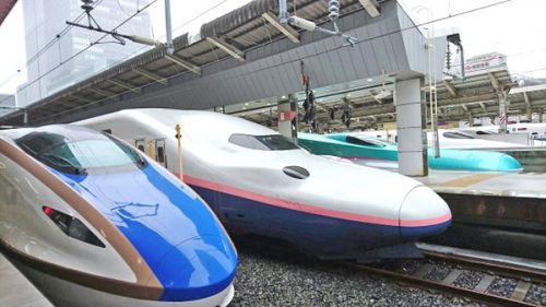 新幹線乗ってすぐに駅弁食い始めるヤツw