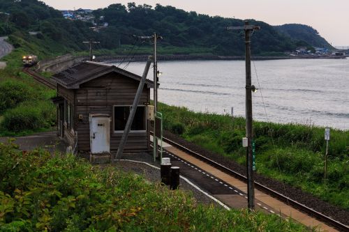 『丸亀名物 あったか骨付鳥弁当』これは間違いなくベスト10に入る駅弁です。2016年4月18日誕生の駅弁を早くもリピート!温める系駅弁の新定番「ステーションクリエイト東四国製駅弁」【オススメ高松駅弁】