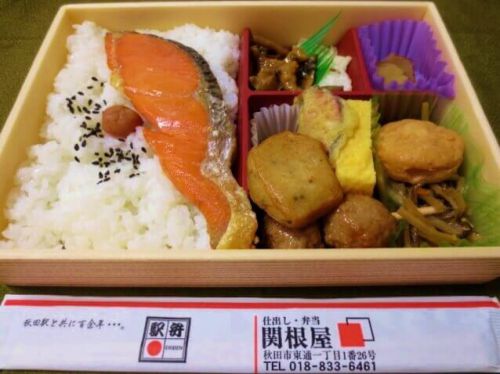 【秋田駅弁】所沢で秋田のお弁当!関根屋「あきたこまちと紅鮭幕の内」広がるいぶりがっこの香り