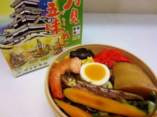 【松本駅弁】パッケージに松本城!イイダヤ軒「月見五味めし(つきみごもくめし)」ロングセラー駅弁だぞ