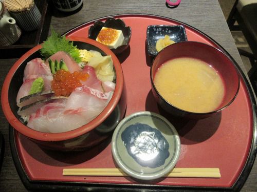 新橋で見つけた、ちょっと珍しいネタの美味しい海鮮丼（新橋：やひろ丸 新橋港）